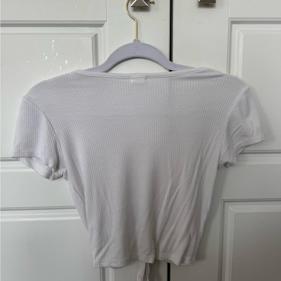 Garage White Scrunched V-Neck Tee. Size XS. - Picture 3 of 3